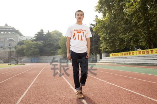 校園文化衫（白底桔色圖案）
